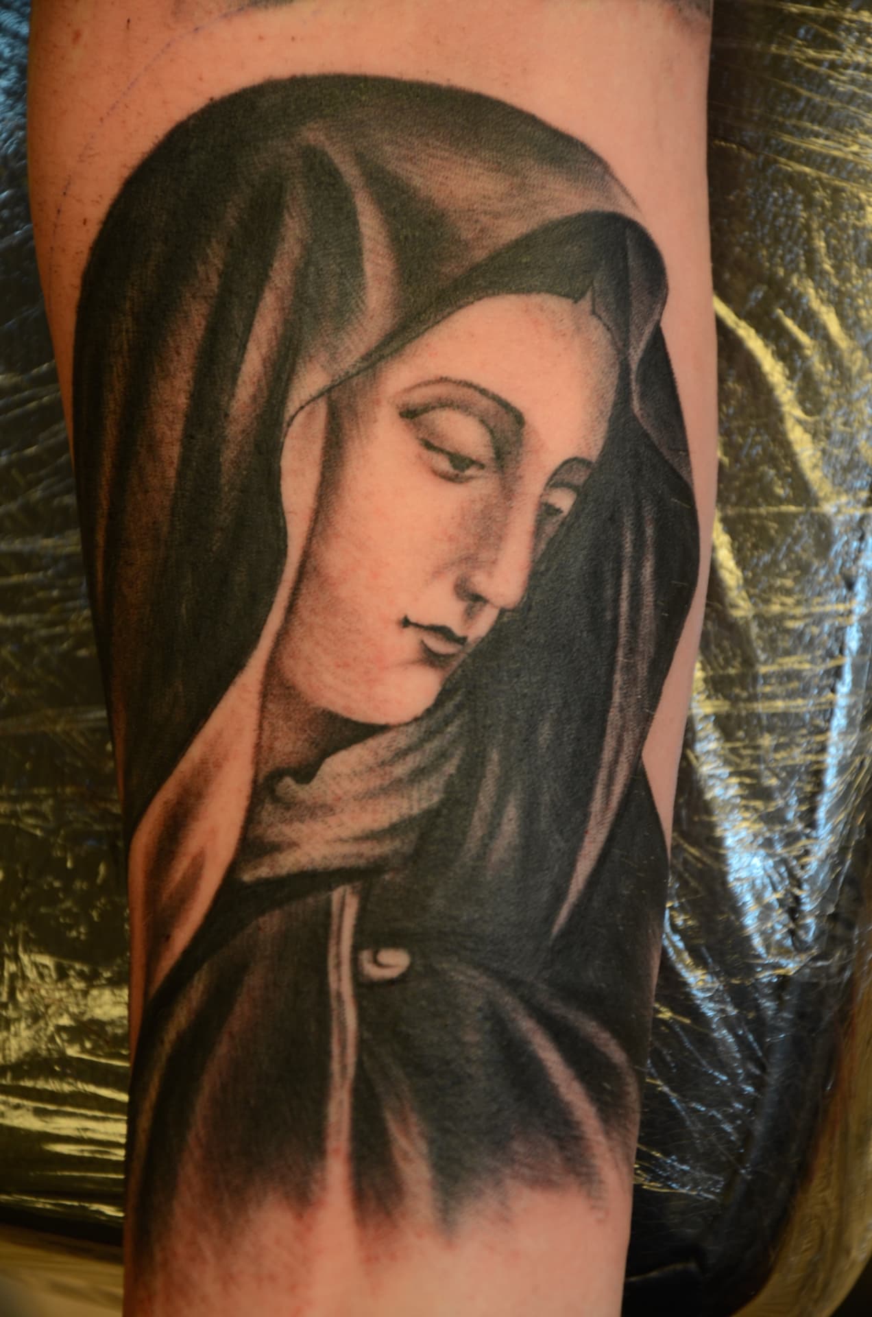 Portrait noir et gris de la Vierge Marie